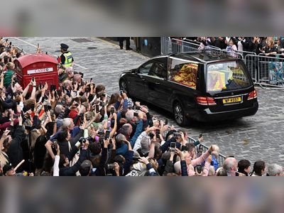 Queen Elizabeth II's cortege met by huge crowds in Edinburgh