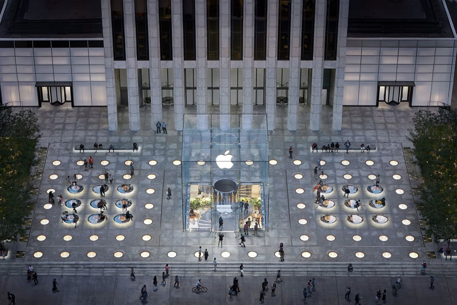 Man Robbed After Buying 300 iPhones From Apple Fifth Avenue