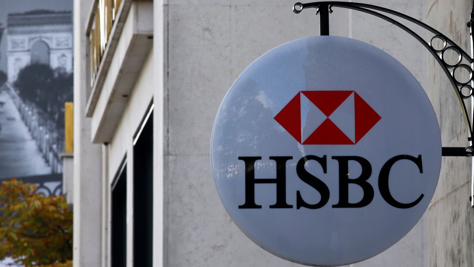 Higher interest rates help HSBC triple profits and resume quarterly dividends