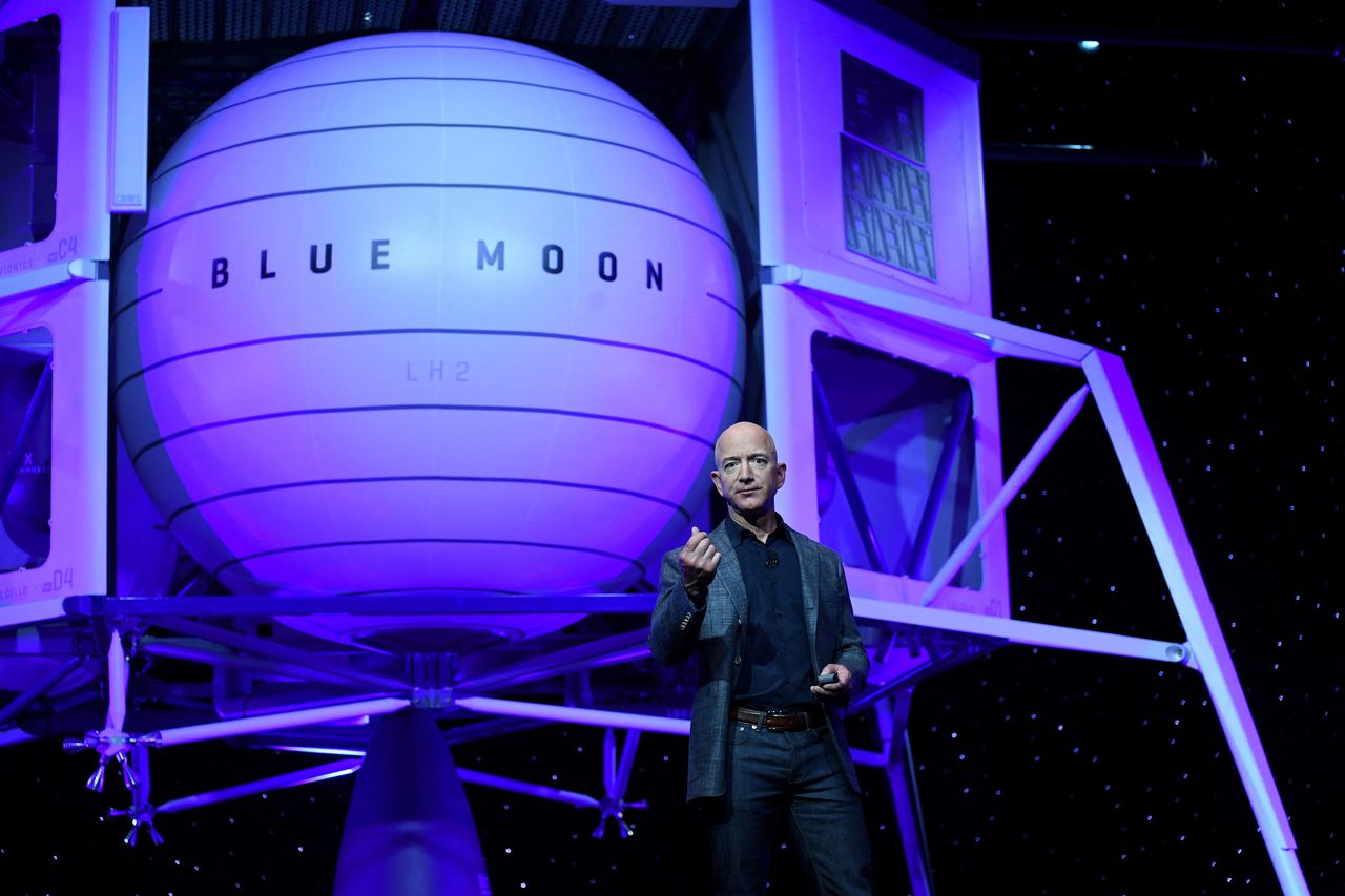 Jeff Bezos' Blue Origin To Build Astronaut Lunar Lander For NASA